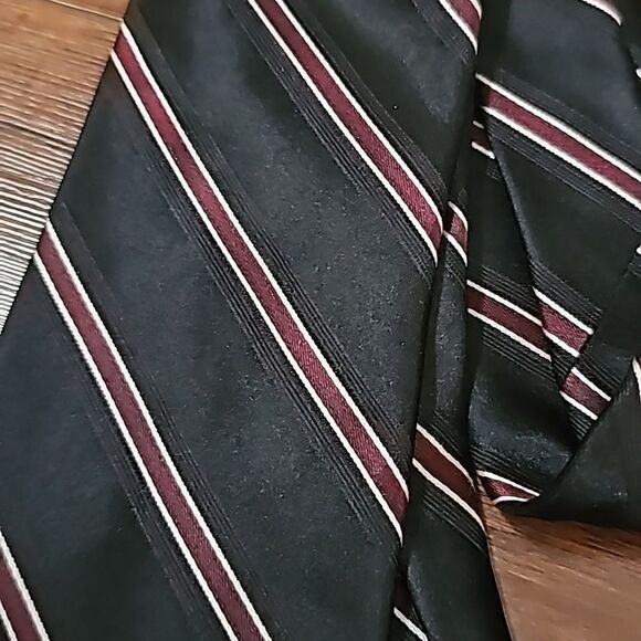 IZOD Black Red Diagonal Stripe Neck Tie‎ - Picture 3 of 5